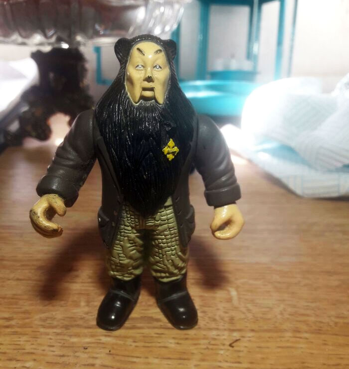 Este muñeco «Hagrid» que compré hace 15 años en una tienda de baratijas no es más que un león repintado del Mago de Oz. Luciendo su melena, orejas y medalla al valor.