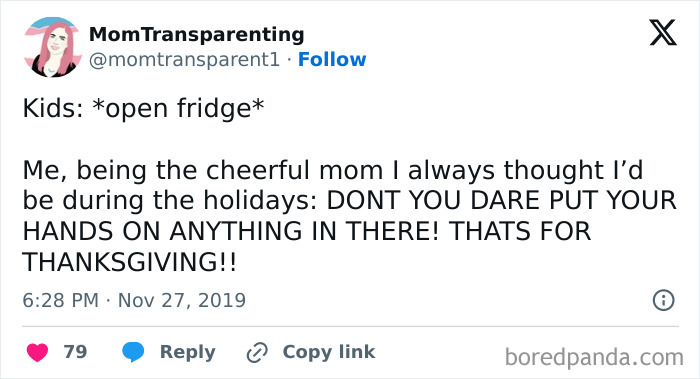 Tweet about Thanksgiving humor with a mom warning kids not to touch food in the fridge before the holiday.