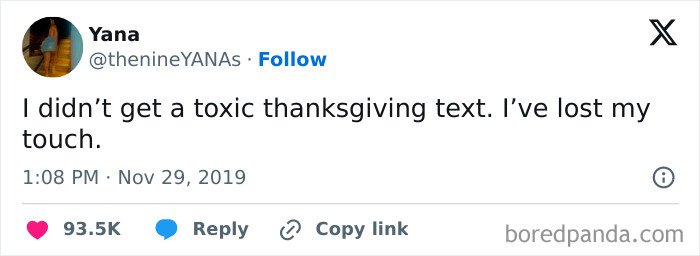 Tweet by Yana joking about not receiving a typical Thanksgiving message.