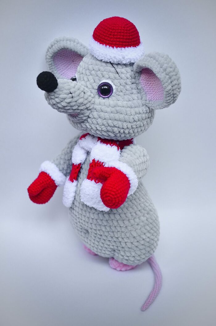 On A Mission – This Crochet Mouse Is Ready For Holiday Cheer!