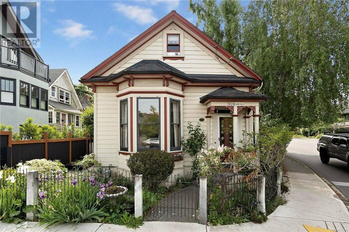 Bought A 1889 Three Bedroom Build Just On The Edge Of Downtown And So Thrilled!