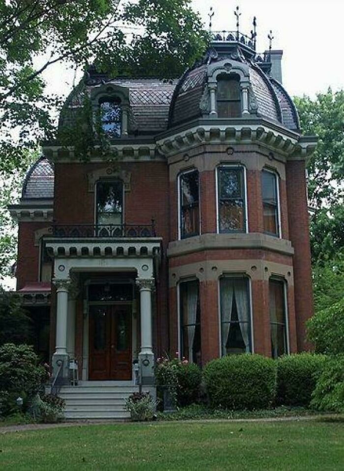 Maine Street, Quincy Illinois. What Style Is This?