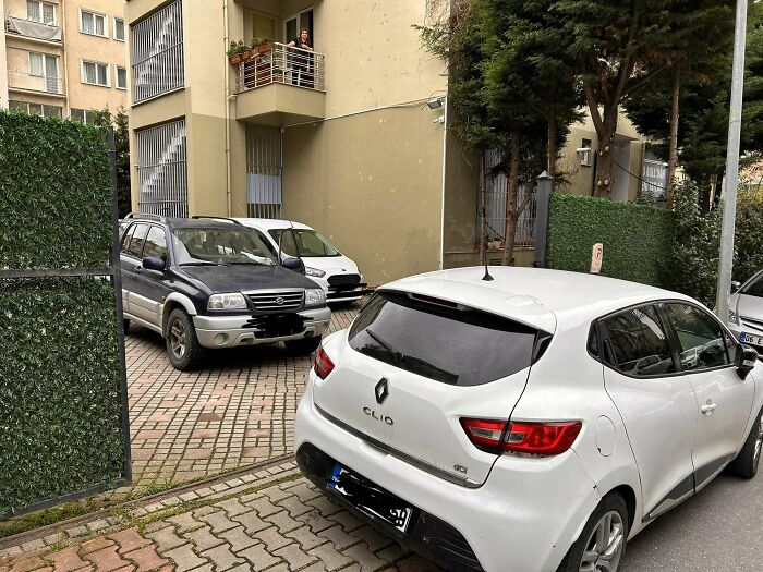 I Have To Travel To Another City Asap And This F***er Decided To Park Its Car Right In Front Of My Garage. It Has Been 45 Minutes And This Is Not The First Time This Is Happening. Still Waiting For The Tow Truck