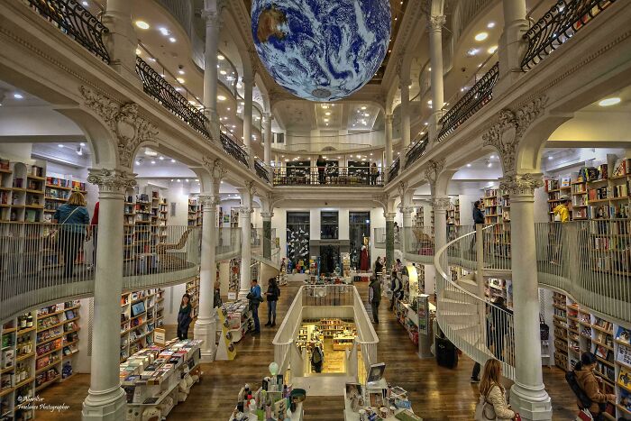 Carturesti Carusel, A Bookstore In Bucharest, Romania