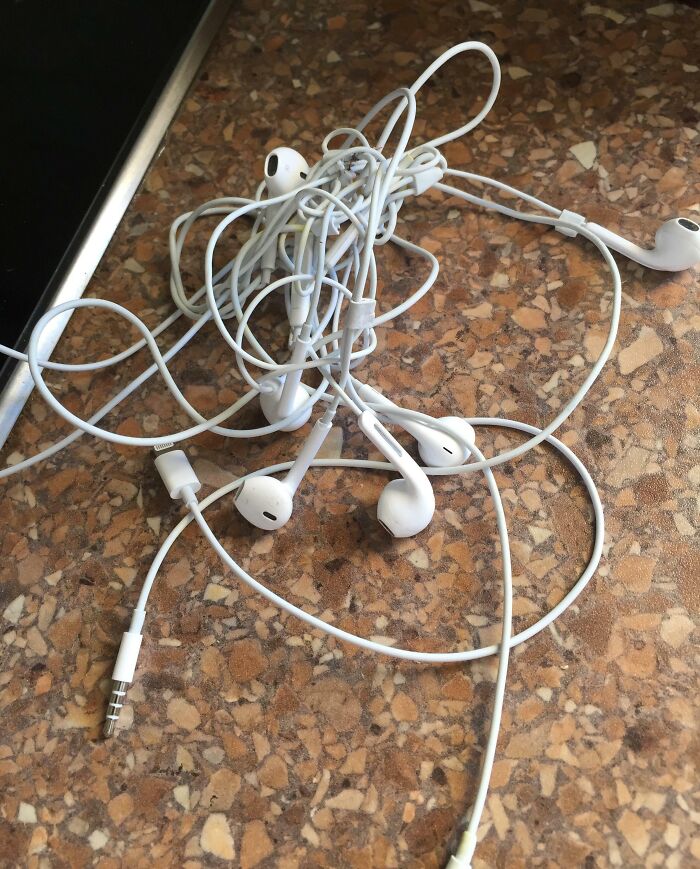 Tangled earphones on a countertop, representing infuriating boyfriend habits.