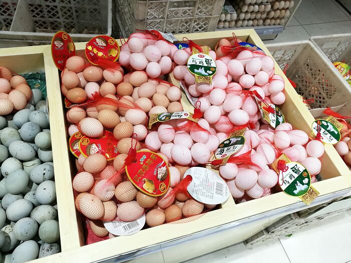 Eggs Are Sold In Nets In China