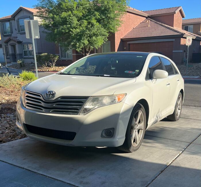 First Night In My New House, And Someone Parks On My Driveway Blocking My Car In. Can’t Locate The Owner, Legit Have No Idea Who’s Car This Is