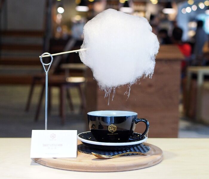 This Coffee Is Served With A Cloud Of "Cotton Candy", The Coffee Vapor Rises To Dissolve The "Cotton Candy" And The Cloud Begins To Rain With Sugar Over The Coffee. Coffee "Mellow" In Shanghai, China