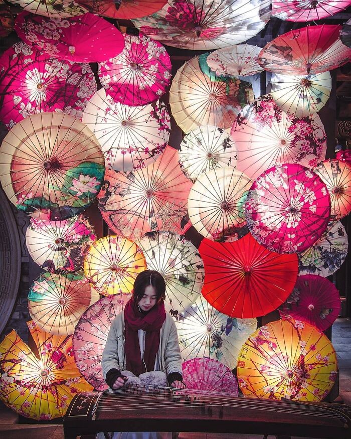 I Took A Picture Of A Girl Playing The Guzheng In Chengdu, Sichuan, China