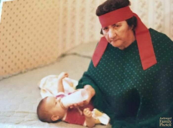 “1984, Francia. La única foto que tengo de mi abuela y parece Rambo”