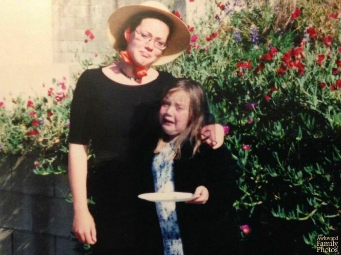 “Tenía siete años cuando murió mi pez favorito. Estaba tan destrozada que quise hacerle un funeral a lo grande. Nos vestimos de negro e incluso dijimos palabras bonitas. Mi mamá tomó esta foto en nuestro patio antes de enterrarlo. Mi hermana mayor se estaba esforzando por no reírse mientras yo sostenía a mi pez muerto en un plato”