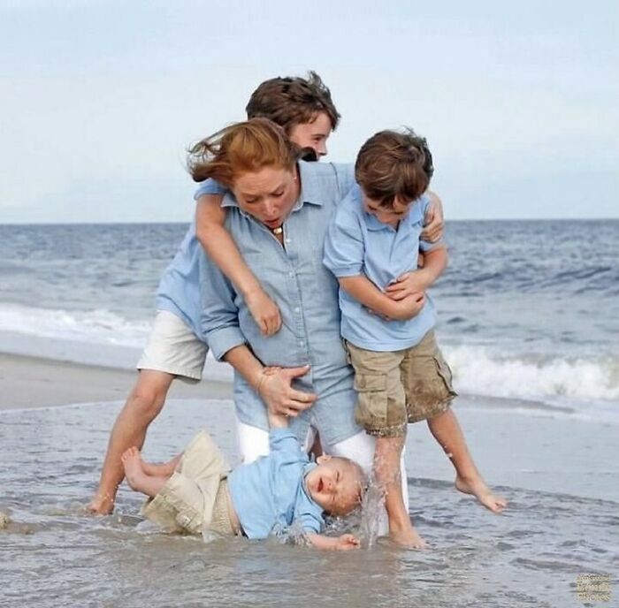 “Durante nuestra ‘perfecta’ sesión de fotos en la playa, mi hijo más grande saltó sobre mi espalda, tirando a mi hijo pequeño de mis brazos (mientras mi hijo del medio miraba riéndose). El chiquito no sufrió ningún daño, solo se mojó y se asustó, pero mamá quedó traumatizada para siempre”