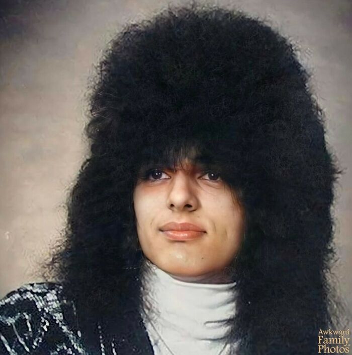 “Mi última foto, 1989. Recuerdo que el fotógrafo y su ayudante tuvieron que retroceder para poder capturar toda mi cabeza. Nota: Esta foto me llevó a ser elegido como el mejor cabello de los 80 en el concurso de National Geographic TV”