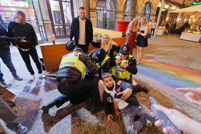 This Photo Of Black Friday In Swansea Is Like A Boozy Renaissance Painting