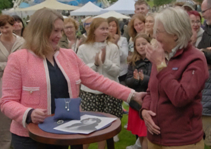 Antiques Roadshow Guest In Tears As She Learns Value Of Grandma’s Jewelry: “Took My Breath Away”