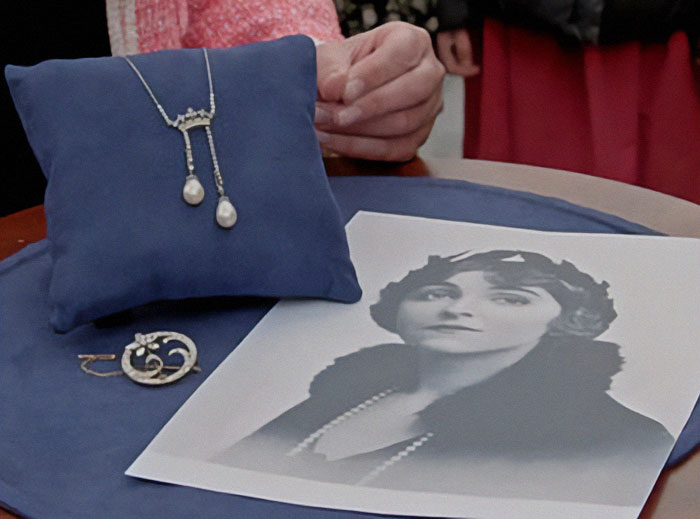 Antiques Roadshow Guest In Tears As She Learns Value Of Grandma’s Jewelry: “Took My Breath Away”