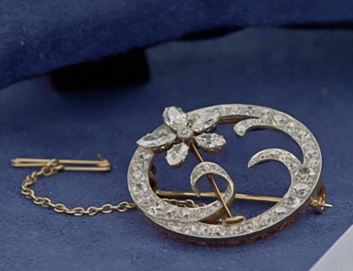 Antiques Roadshow Guest In Tears As She Learns Value Of Grandma’s Jewelry: “Took My Breath Away”