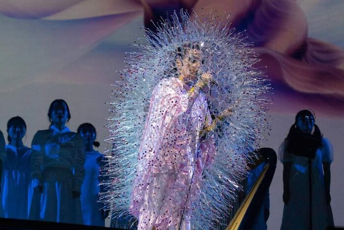 Me encanta Bjork, pero aquí parece el covid