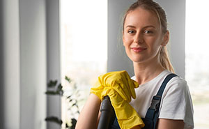 Woman Thinks Her Housekeeper Is Ridiculous To Be Afraid Of Lice Infestation At Her Home