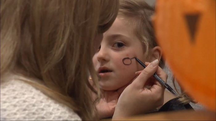 6YO Deaf Girl's Neighbors Learn Sign Language To Make Her Halloween Night "Incredibly Special"