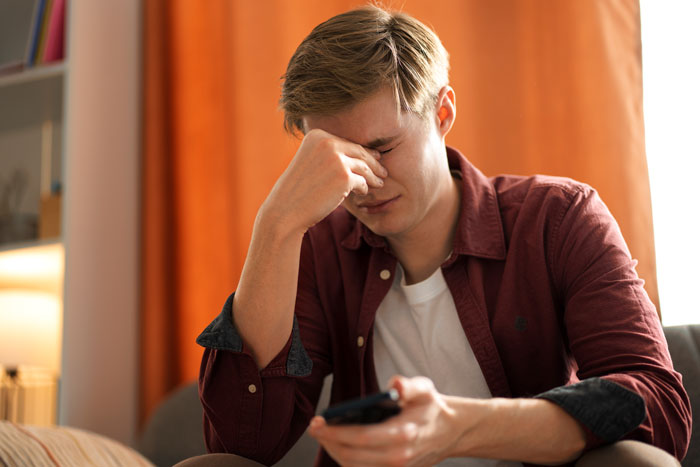 "Huge Red Flags": GF Goes Ballistic As BF Forgets To Tell Her He Reached Work, Folks Flabbergasted