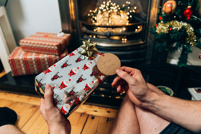 Man Ruins Wife’s Christmas Surprise By Talking About Her Pricey Gift, She Doesn’t Want It Anymore