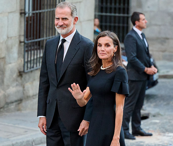 Angry Crowd Throws Mud At Spain’s King Felipe And Queen Letizia Over Number Of Flood Victims