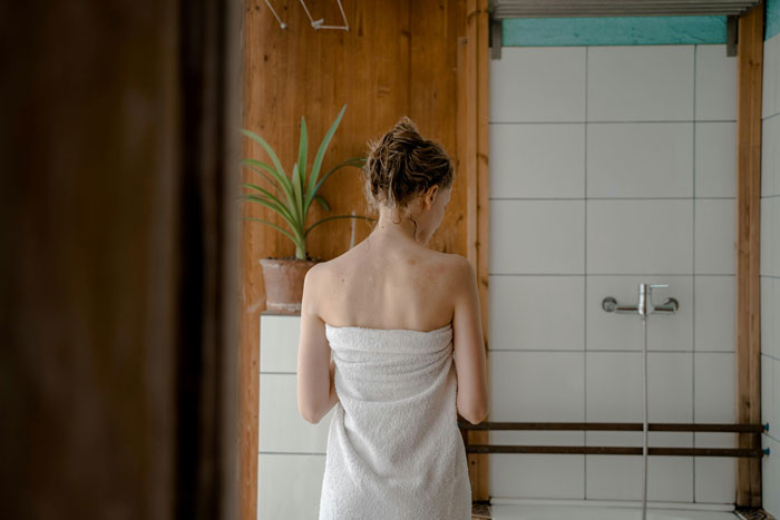 Woman Complains About Neighbor Asking To Use Her Shower, Internet Isn’t Sympathetic