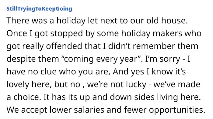 Text from user sharing a humorous anecdote about holiday visitors who expect recognition.