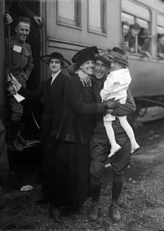 American Soldier Coming Home, 1917