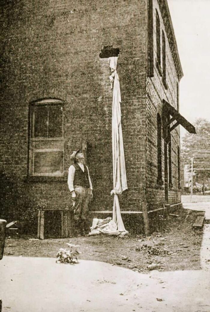 A Scene Of A Prisoner Escaping, United States, 1913