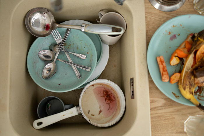 Husband Declares “You Cook, You Clean” Rule After Wife’s Pasta Tornado, Leaves Her Furious