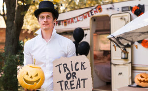 6YO Deaf Girl’s Neighbors Learn Sign Language To Make Her Halloween Night “Incredibly Special”