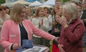 Antiques Roadshow Guest In Tears As She Learns Value Of Grandma’s Jewelry: “Took My Breath Away”