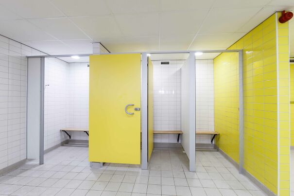 venesta-washrooms-toilet-cubicles-fusion-benching-bench-changing-room-denbigh-leisure-centre2.jpg