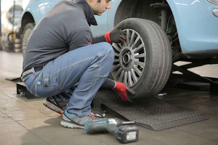 Woman Immediately Moves Out From Her Apartment When Mechanic Finds A GPS Tracker Under Her Car