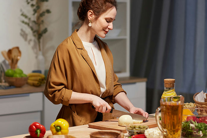 Woman Agrees To Cook Thanksgiving Dinner For Friend, Nopes Out When Asked To Cover The Groceries