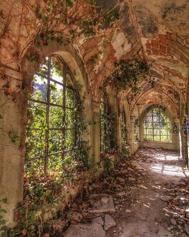 The Ruins Of An Anglo-Norman Mansion Near Paris