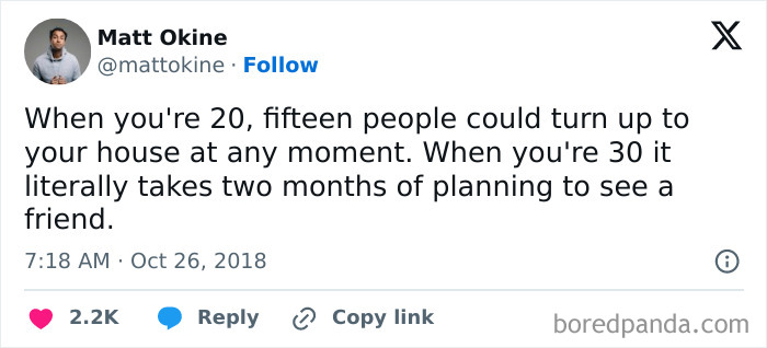 Tweet by Matt Okine humorously contrasts spontaneous social life at 20 with planned meetups at 30.