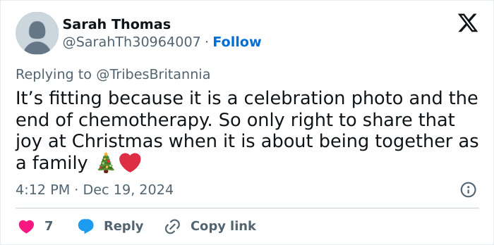 Screenshot of a tweet by Sarah Thomas praising a Christmas card, mentioning celebration and family togetherness.