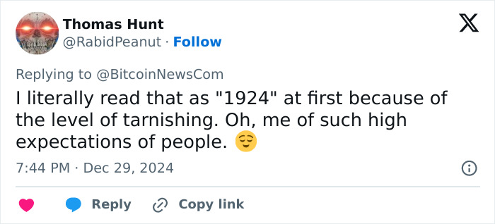 Thomas Hunt tweets about tarnished medals, mistaking "2024" for "1924" due to rusting.