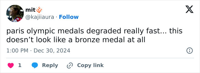 Tweet criticizing the appearance of Paris 2024 Olympic medals, questioning if they're bronze due to degradation.