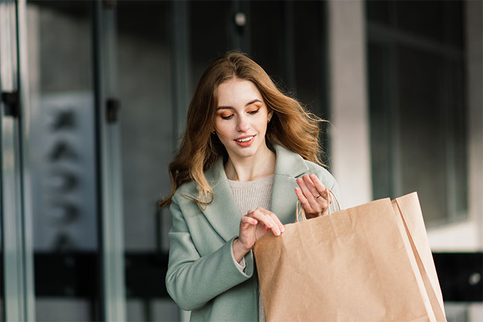 New Girl Gets Kicked Out Of Friend Group After She Demands Money For Trading Services