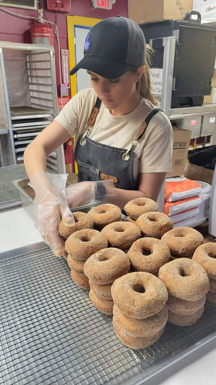 This Local Donut Shop Waiting Line Always Starts Behind A Cat Who’s Obsessed With Sweet Treats