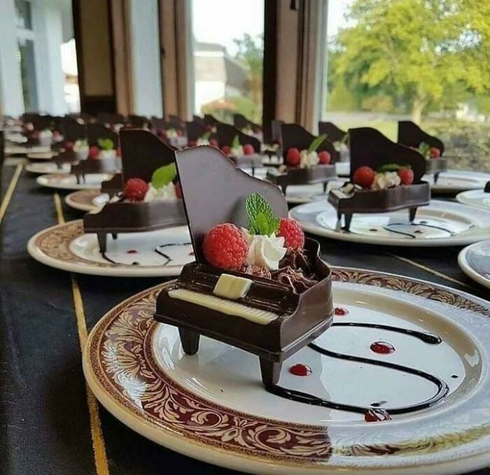 Chocolate pianos with raspberries and mint on elegant plates: beautiful food pics for foodies to love.