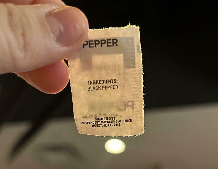 Misleading packaging design showing pepper sachet with transparent contents.