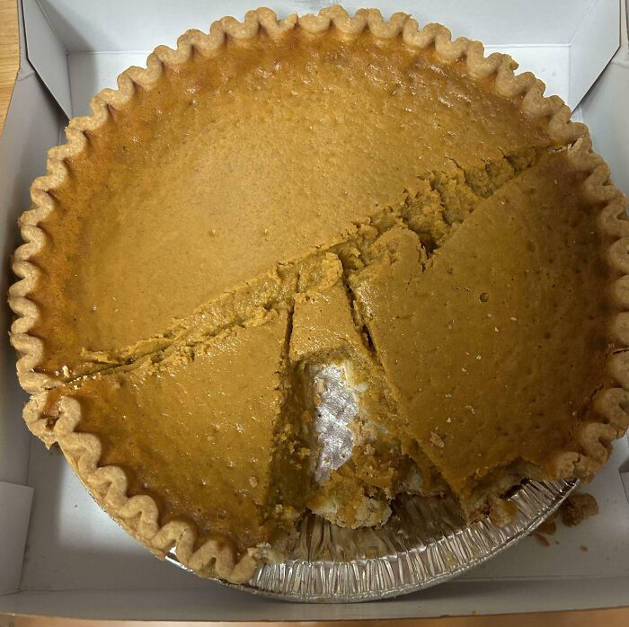 Pumpkin pie with uneven slices, illustrating a Christmas accident.