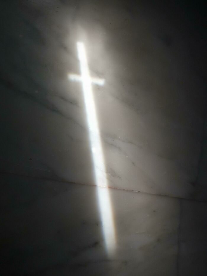 Light forming a cross shape on a wall, resembling a scene from a videogame.