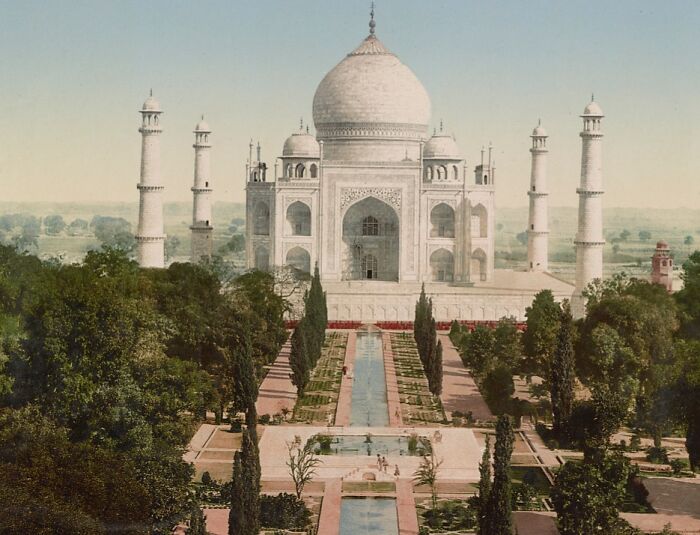 Historic color photo of the Taj Mahal, showcasing how the world looked 100 years ago.