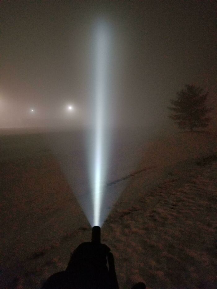 A flashlight beam in foggy night looks like a videogame scene.